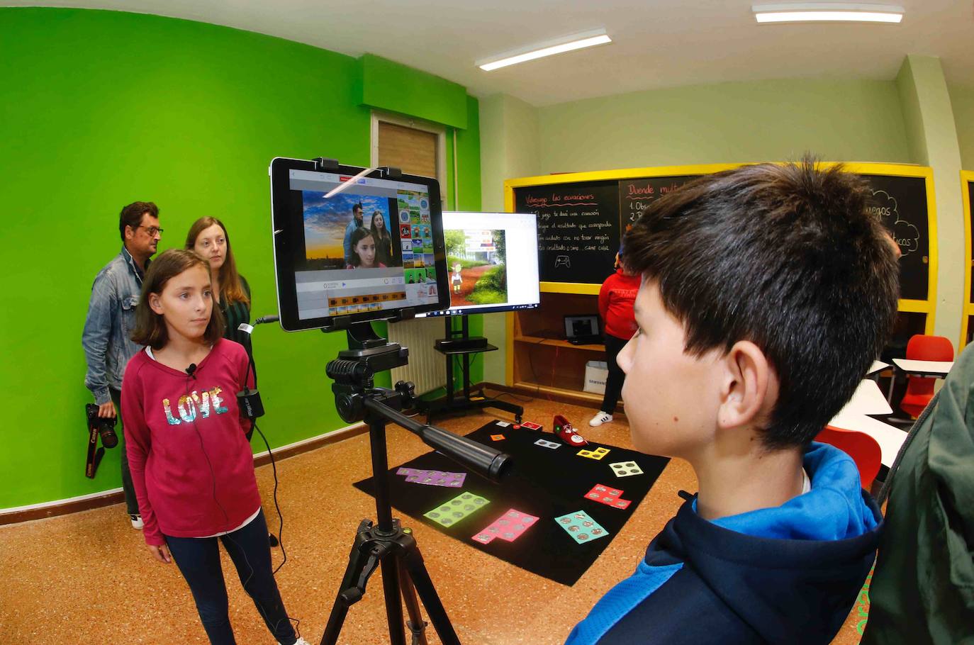 El jefe del Ejecutivo asturiano se ha desplazado hasta el Colegio Rural Agrupado (CRA) de Villayón y desde él ha procedido a la inauguración del curso escolar de Educación Infantil y Primaria.