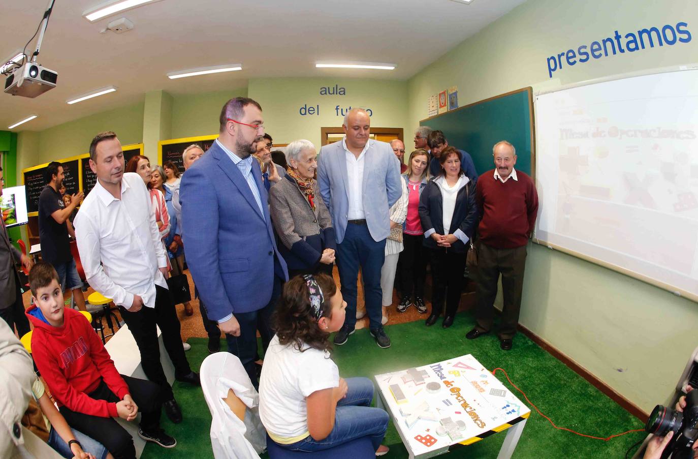 El jefe del Ejecutivo asturiano se ha desplazado hasta el Colegio Rural Agrupado (CRA) de Villayón y desde él ha procedido a la inauguración del curso escolar de Educación Infantil y Primaria.