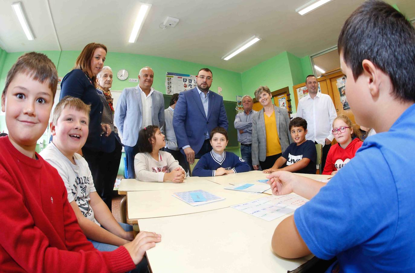 El jefe del Ejecutivo asturiano se ha desplazado hasta el Colegio Rural Agrupado (CRA) de Villayón y desde él ha procedido a la inauguración del curso escolar de Educación Infantil y Primaria.