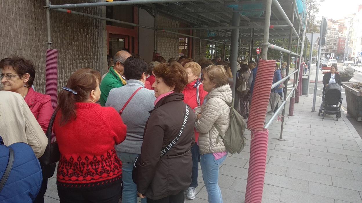 La cola que se formó en el acceso al centro de mayores. 