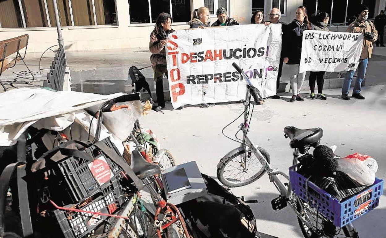 Varios ciudadanos protestan ante un desahucio.