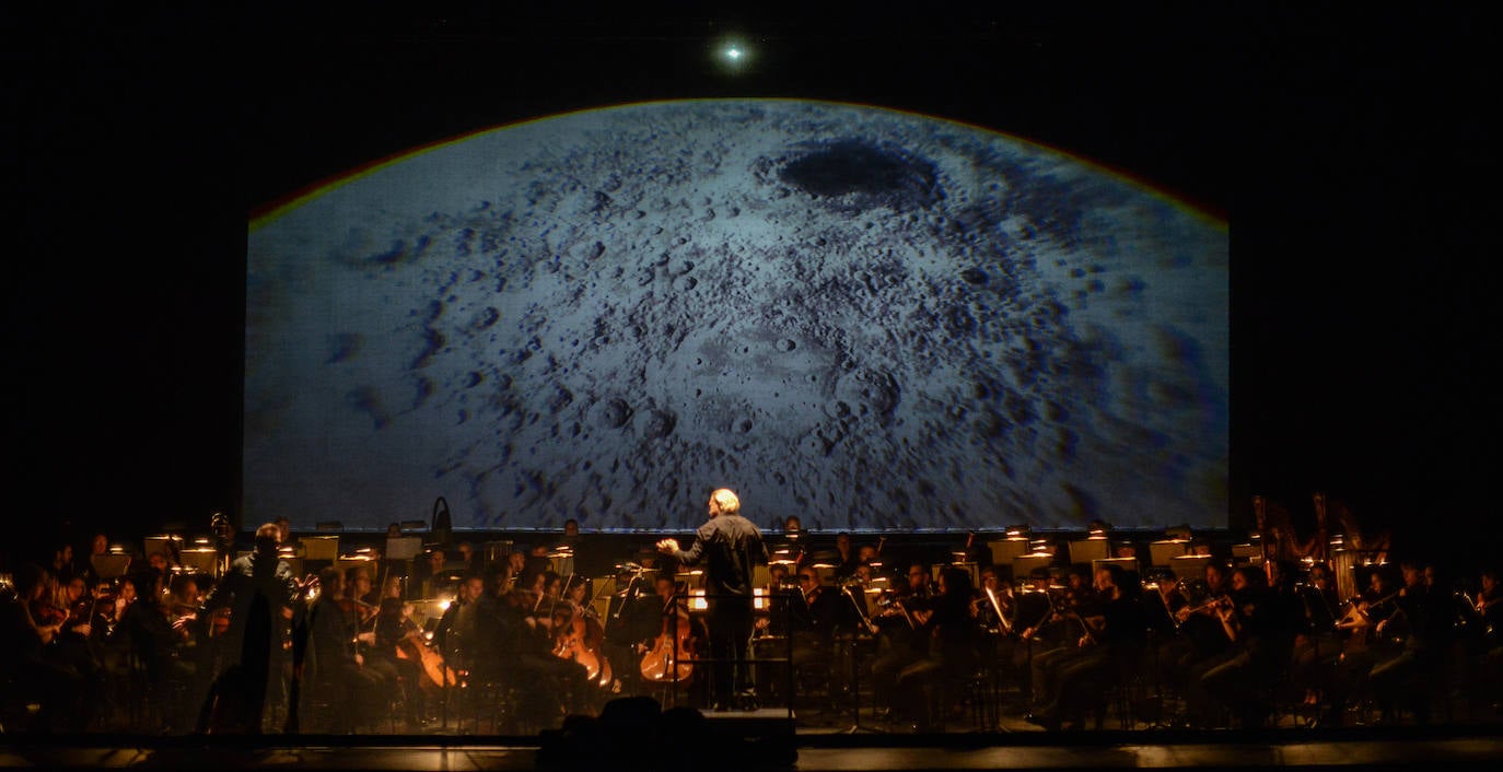 El público aplaudió 'El ocaso de los dioses', que anoche abrió la 72 temporada de la Ópera de Oviedo.