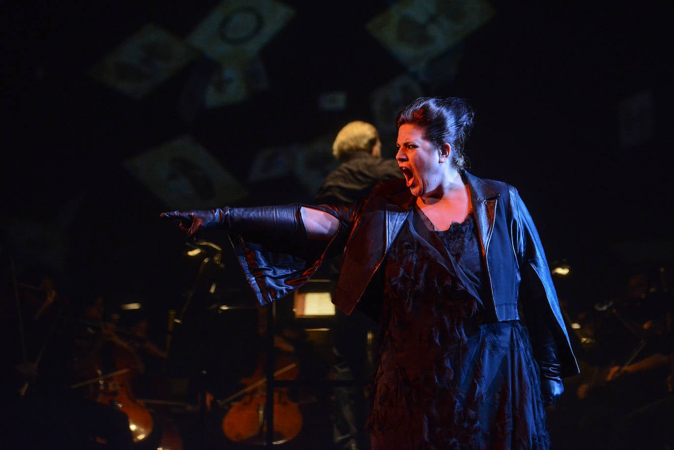 El público aplaudió 'El ocaso de los dioses', que anoche abrió la 72 temporada de la Ópera de Oviedo.