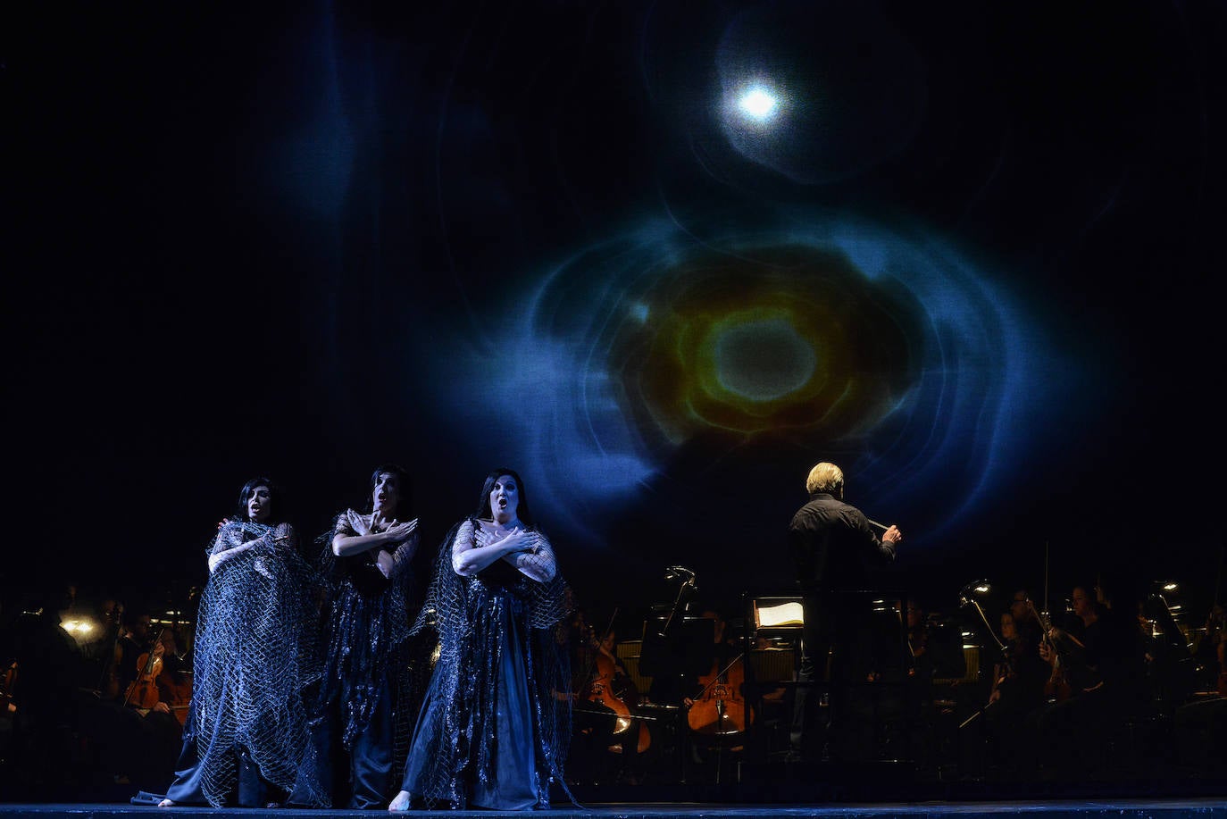 El público aplaudió 'El ocaso de los dioses', que anoche abrió la 72 temporada de la Ópera de Oviedo.