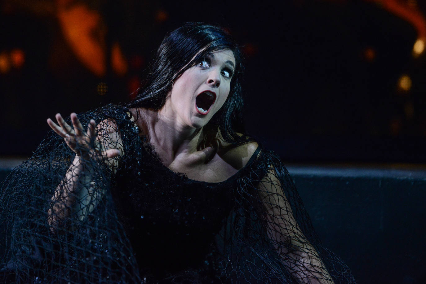 El público aplaudió 'El ocaso de los dioses', que anoche abrió la 72 temporada de la Ópera de Oviedo.