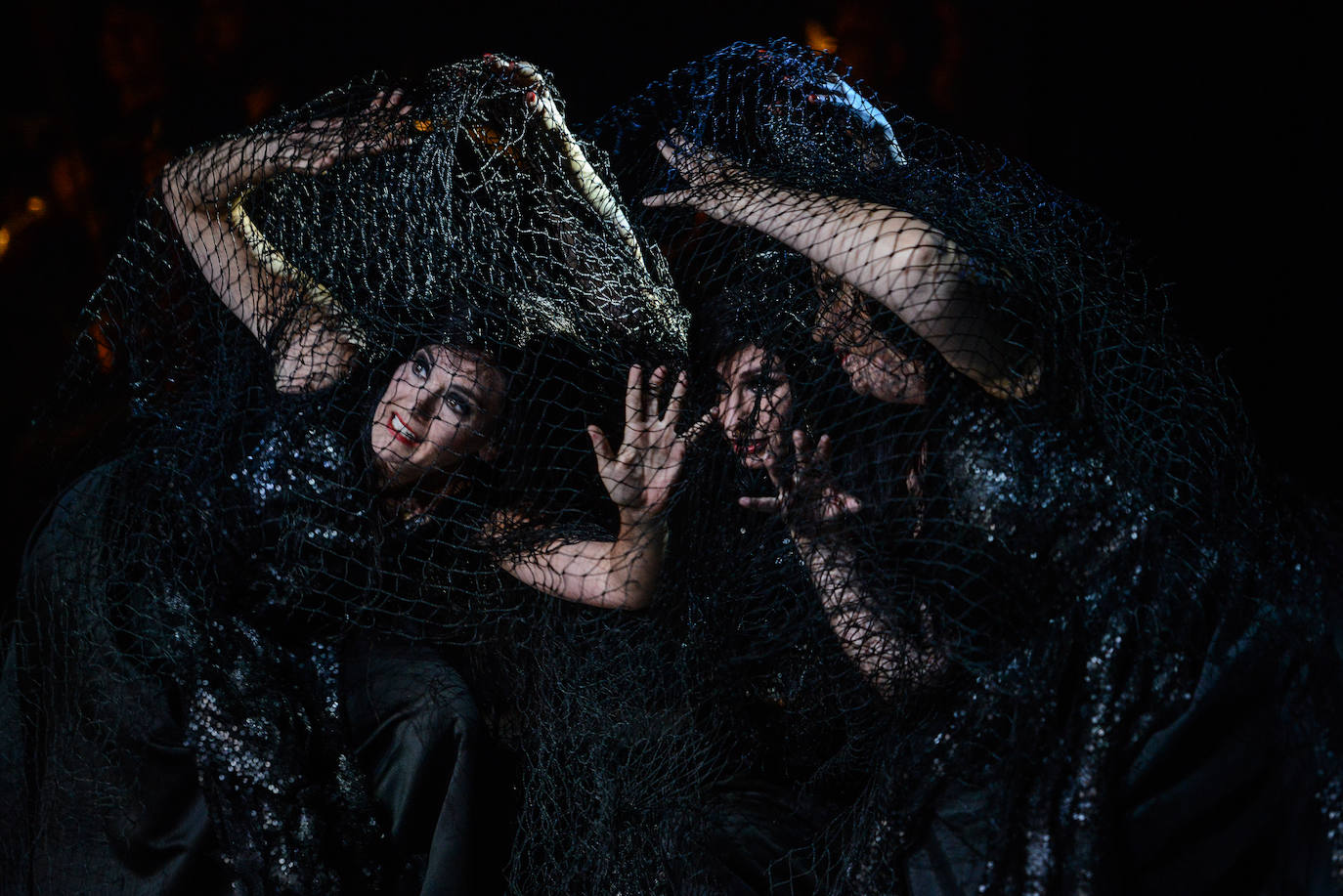 El público aplaudió 'El ocaso de los dioses', que anoche abrió la 72 temporada de la Ópera de Oviedo.