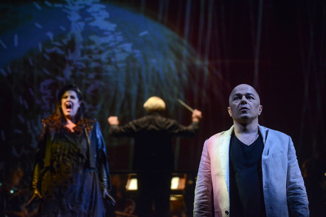 El público aplaudió 'El ocaso de los dioses', que anoche abrió la 72 temporada de la Ópera de Oviedo.