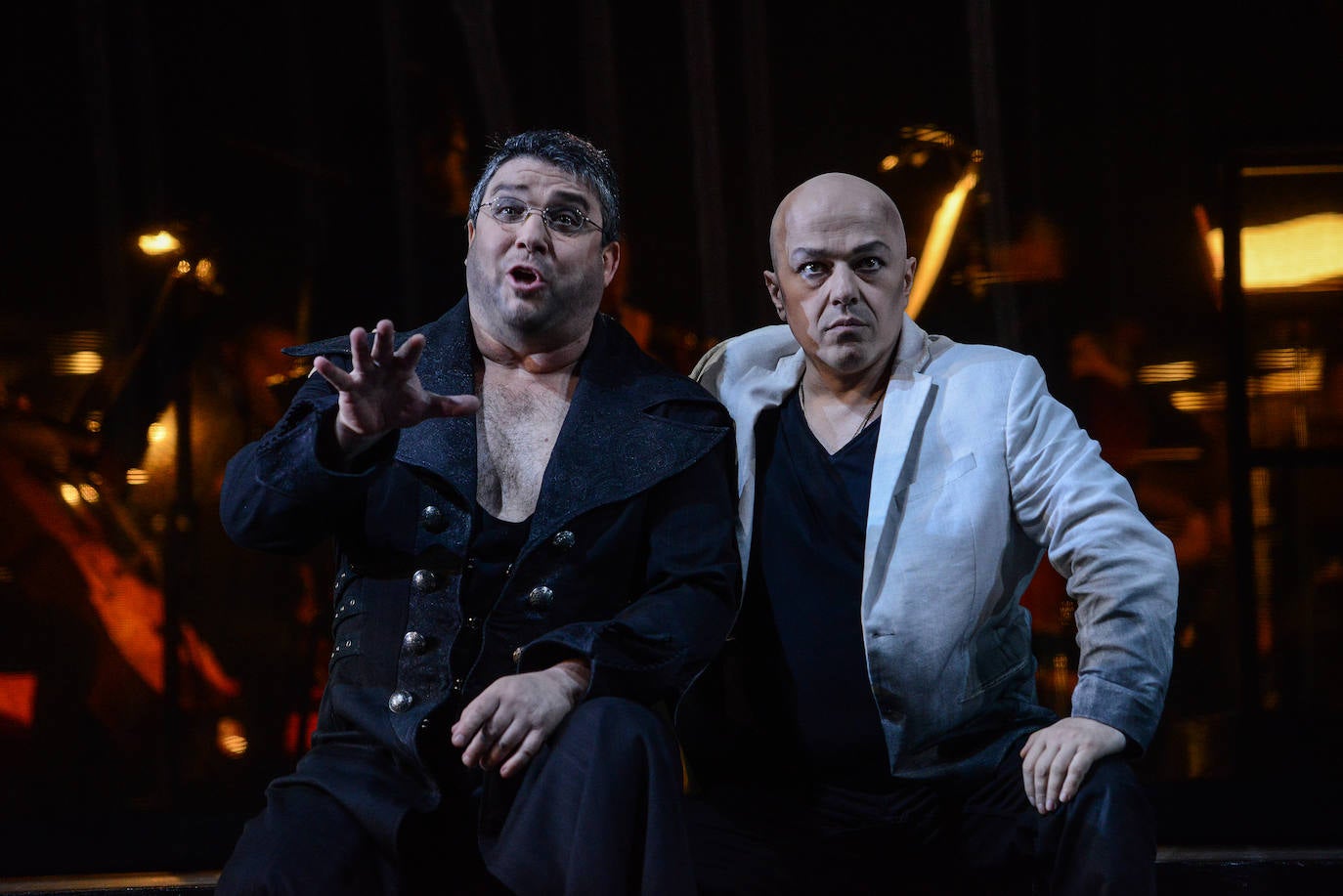 El público aplaudió 'El ocaso de los dioses', que anoche abrió la 72 temporada de la Ópera de Oviedo.