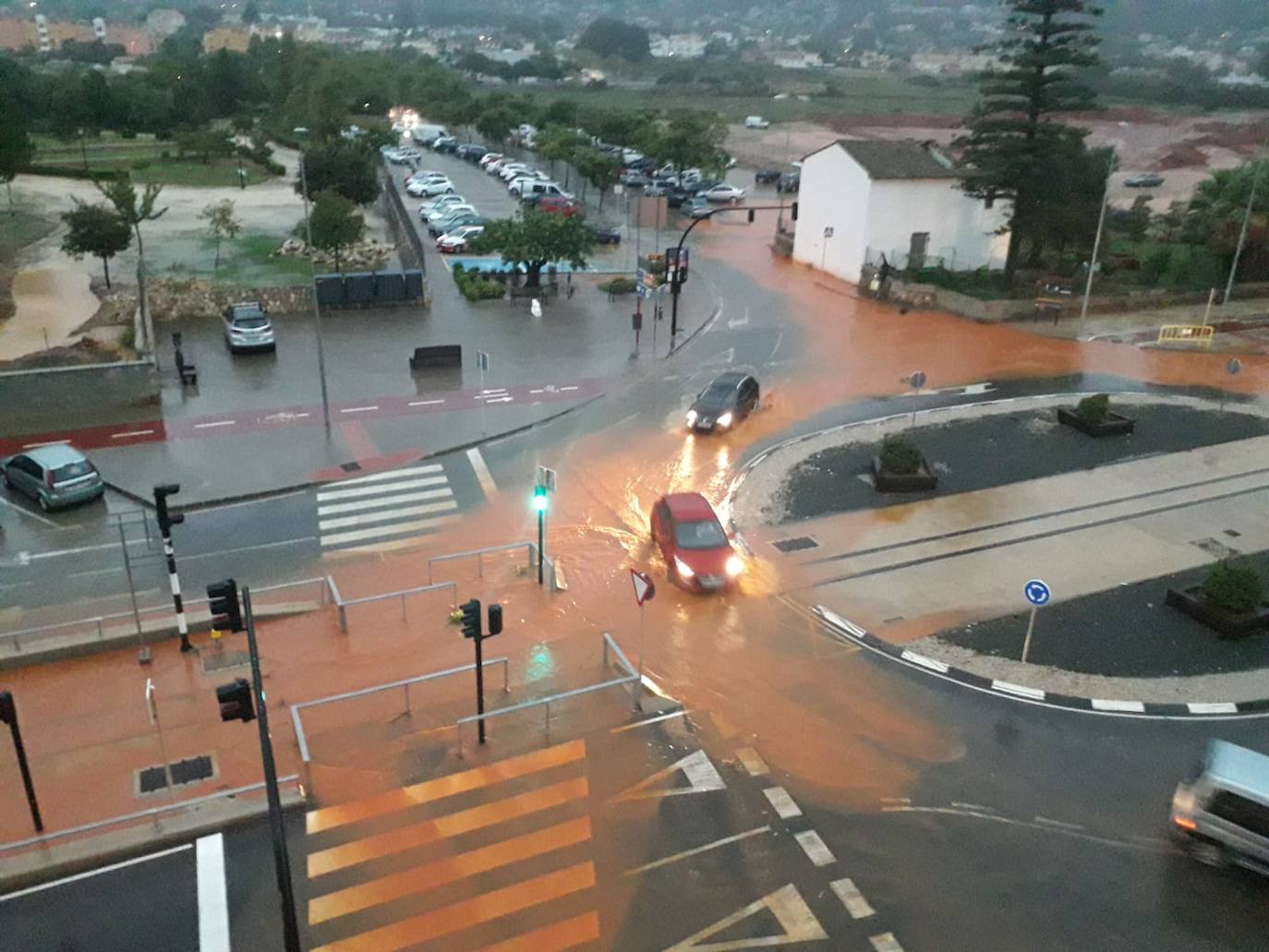 Han evacuado a vecinos de Ontinyent por la crecida del río Clariano y un tornado ha hundido el pabellón municipal de Dénia