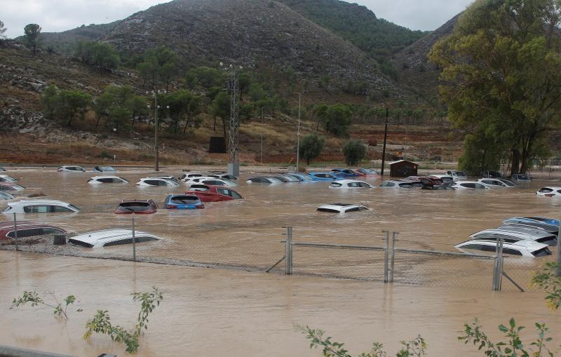 Han evacuado a vecinos de Ontinyent por la crecida del río Clariano y un tornado ha hundido el pabellón municipal de Dénia