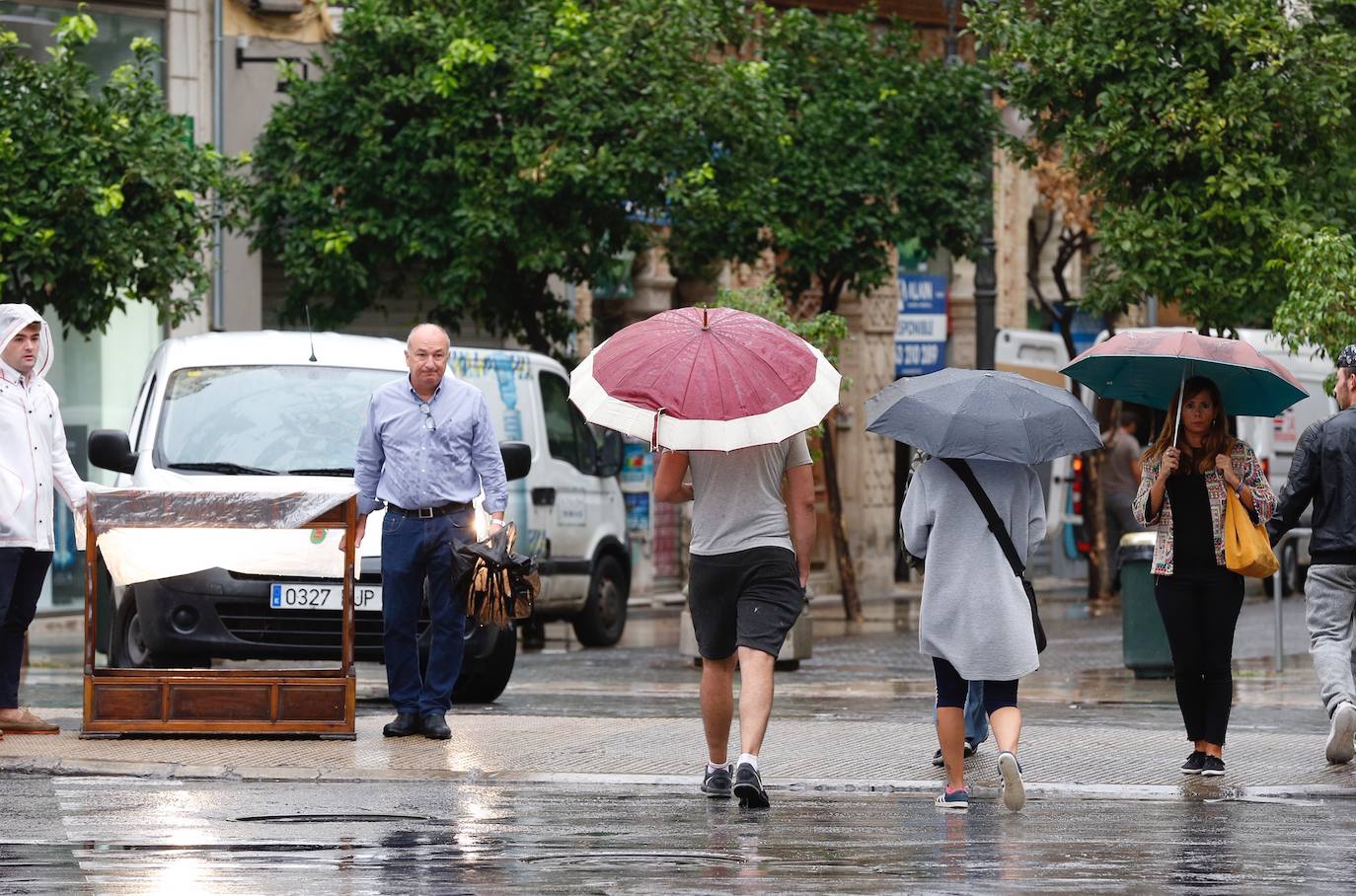 Han evacuado a vecinos de Ontinyent por la crecida del río Clariano y un tornado ha hundido el pabellón municipal de Dénia