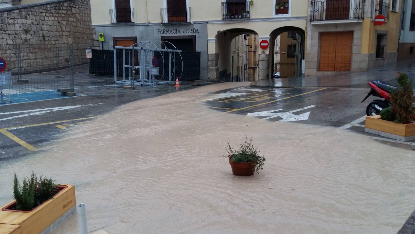 Han evacuado a vecinos de Ontinyent por la crecida del río Clariano y un tornado ha hundido el pabellón municipal de Dénia