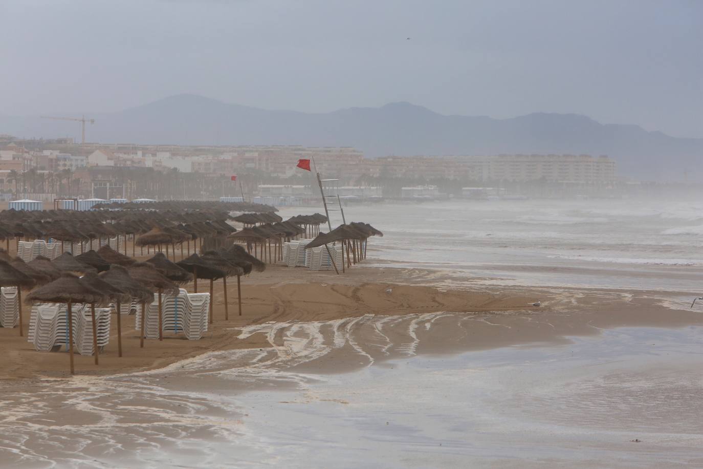 Han evacuado a vecinos de Ontinyent por la crecida del río Clariano y un tornado ha hundido el pabellón municipal de Dénia