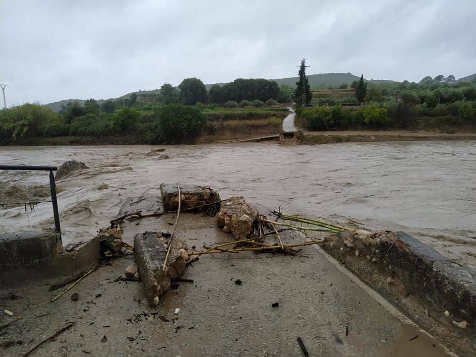 Han evacuado a vecinos de Ontinyent por la crecida del río Clariano y un tornado ha hundido el pabellón municipal de Dénia