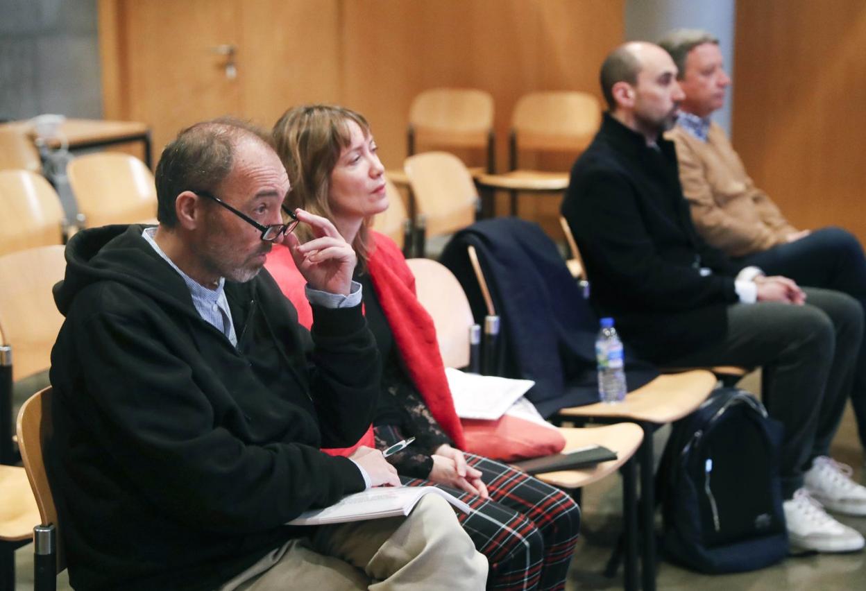 Natalio Grueso, Judit Pereiro, Marc Martí, ya exonerado, y José María Vigil en el banquillo. 