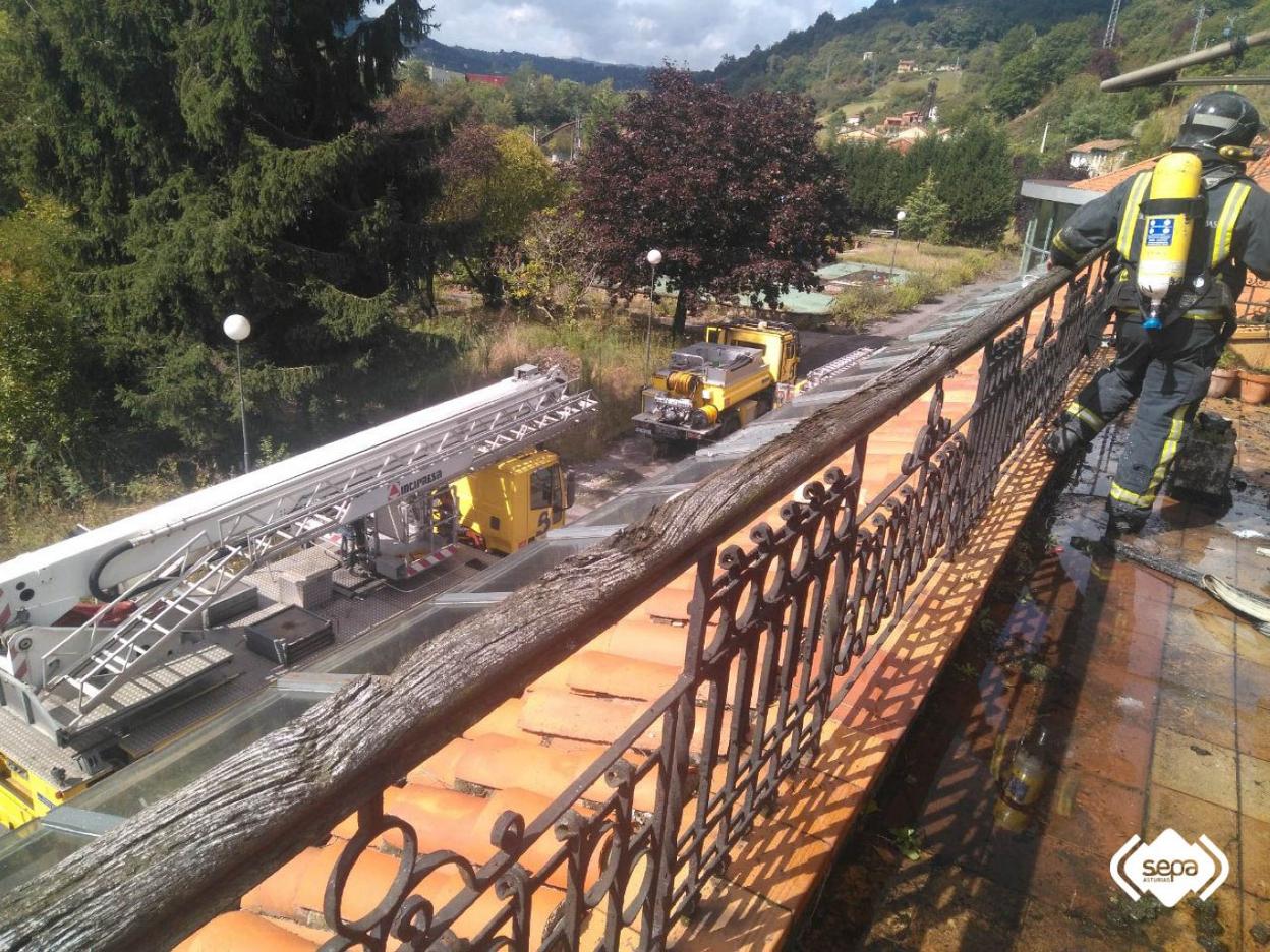 Los bomberos, durante las labores de extinción del fuego. 