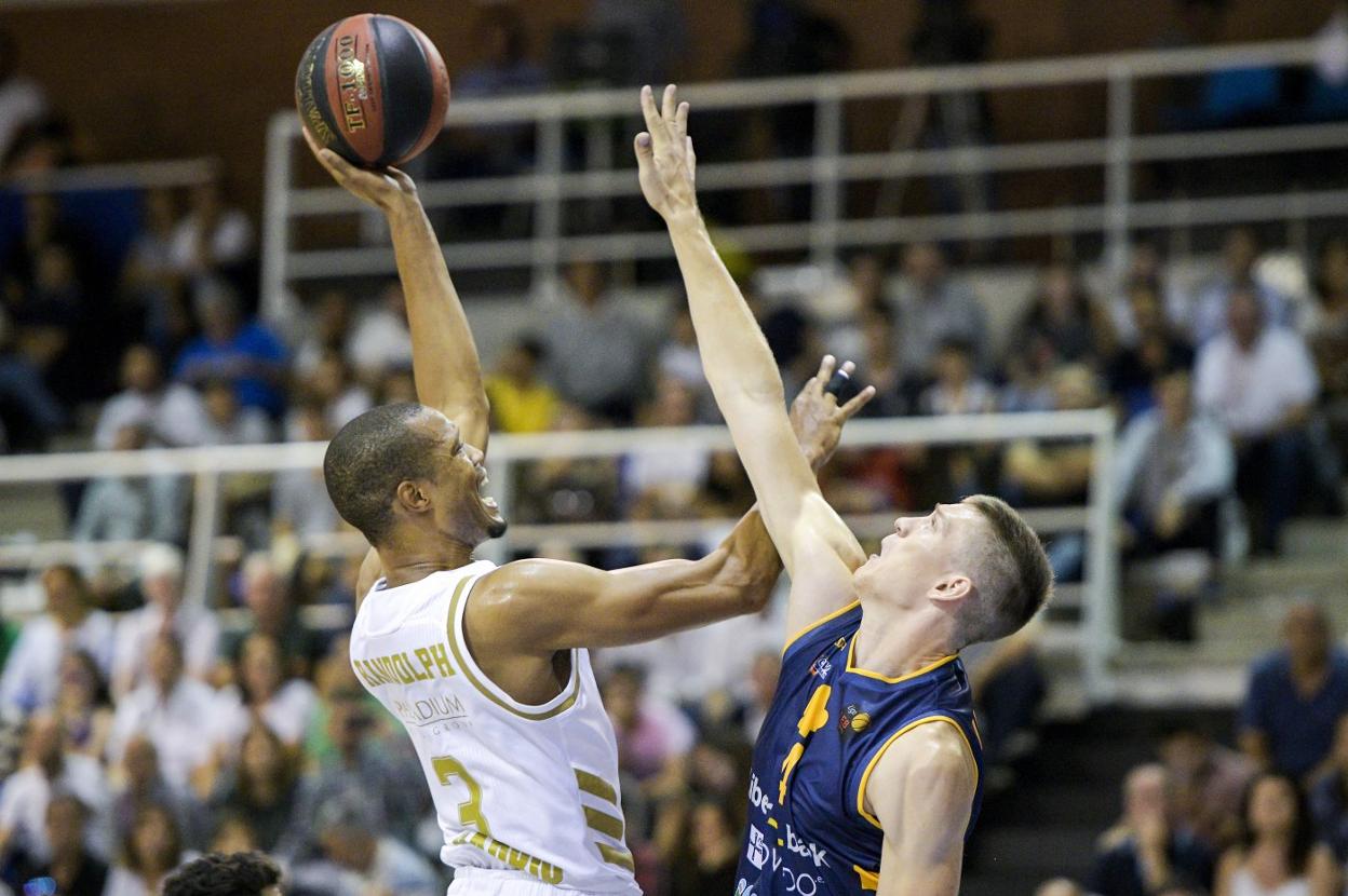 Rolandas Jaktas, del Liberbank Oviedo Baloncesto, trata de taponar al jugador del Madrid Anthony Randolph. 