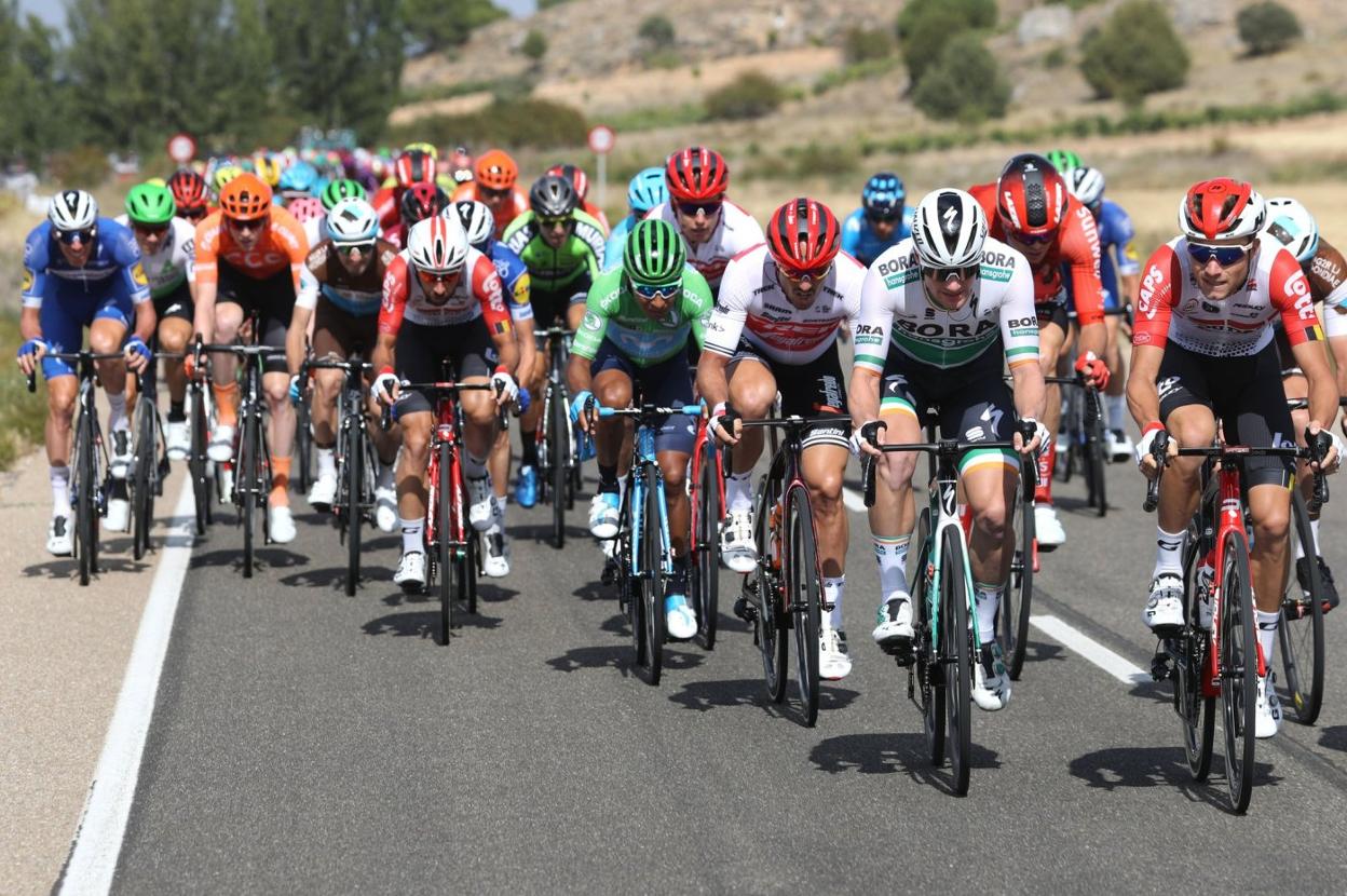 Nairo Quintana, de verde en el centro de la imagen, durante el abanico que se formó camino de Guadalajara y agitó la general. 