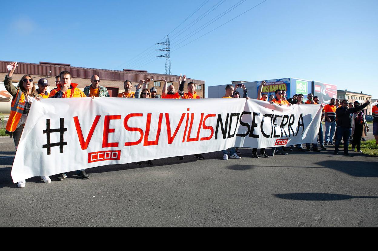 Trabajadores de Vesuvius queman ruedas al conocer el cierre de la planta de Langreo. 