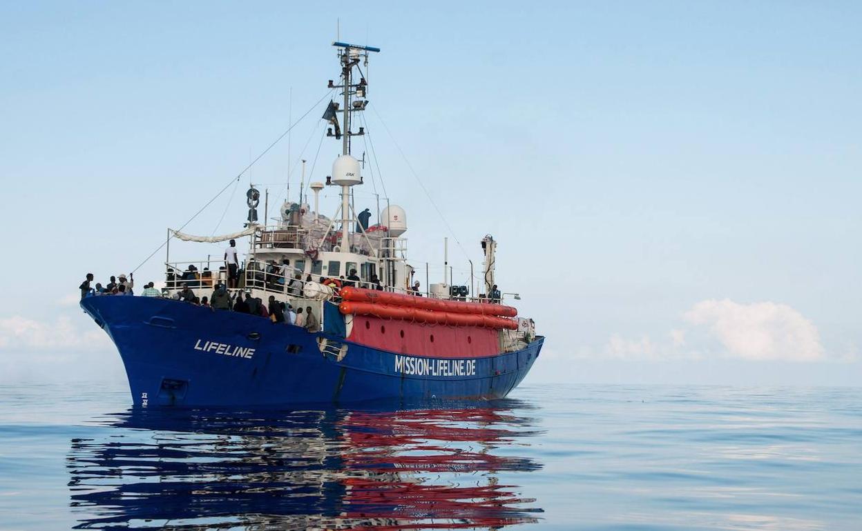 Fotografía cedida por la ONG alemana Mission Lifeline que muestra a varios inmigrantes rescatados en aguas internacionales del Mediterráneo. 