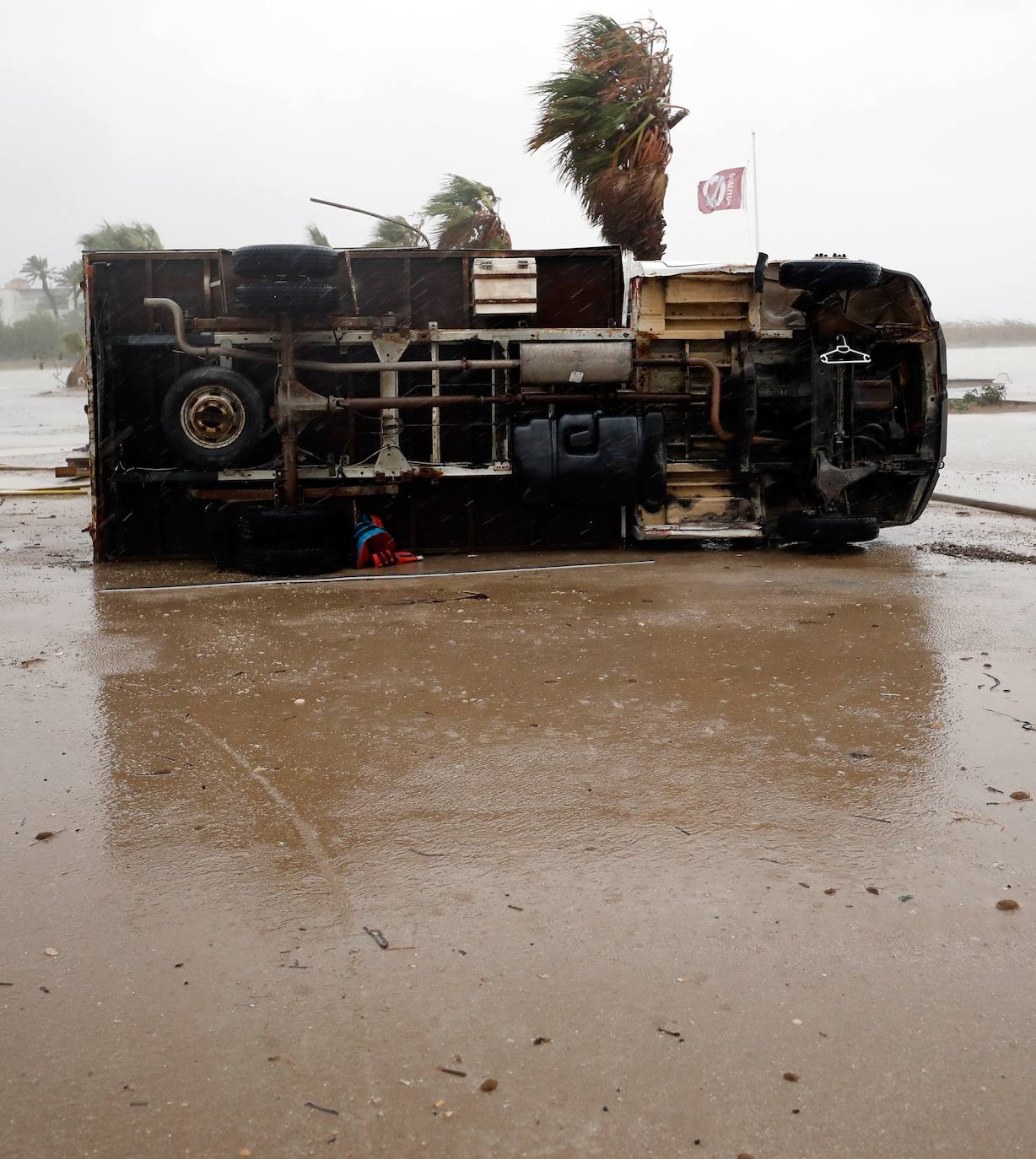 La fuerza del viento de un tornado volvó un camión en Denia (Alicante).