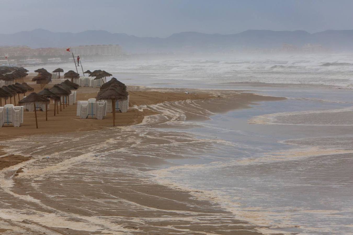 La Depresión Aislada en Niveles Altos (DANA) que comenzó a afectar este lunes al este peninsular seguirá afectando al sureste peninsular y dejará lluvias de intensidad torrencial. Las provincias de Girona, Tarragona, Castellón, Valencia, Alicante, Murcia, Almería, Mallorca, Menorca, Ibiza y Formentera se encuentran, este jueves, bajo alerta de riesgo amarilla y naranja.