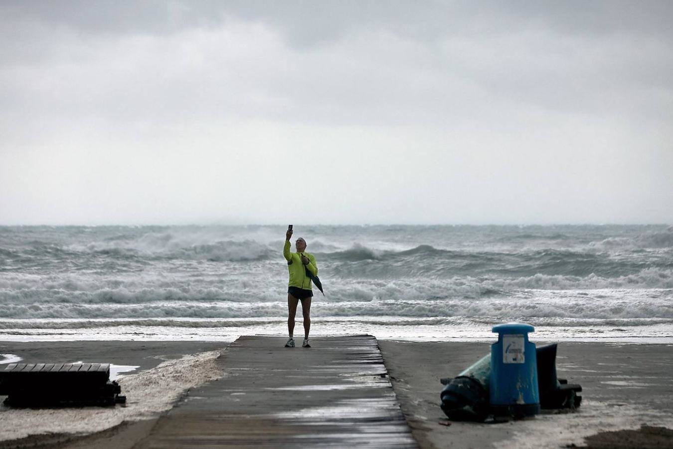 La Depresión Aislada en Niveles Altos (DANA) que comenzó a afectar este lunes al este peninsular seguirá afectando al sureste peninsular y dejará lluvias de intensidad torrencial. Las provincias de Girona, Tarragona, Castellón, Valencia, Alicante, Murcia, Almería, Mallorca, Menorca, Ibiza y Formentera se encuentran, este jueves, bajo alerta de riesgo amarilla y naranja.