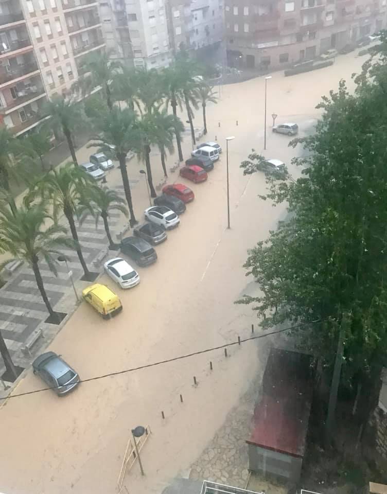 El temporal deja el tercer muerto, desborda el río Segura y azota todo el sureste. En la localidad valenciana de Onteniente, las lluvias por la gota fría ya acumulan más de trescientos litros por metro cuadrado, su máximo de lluvias desde 1917