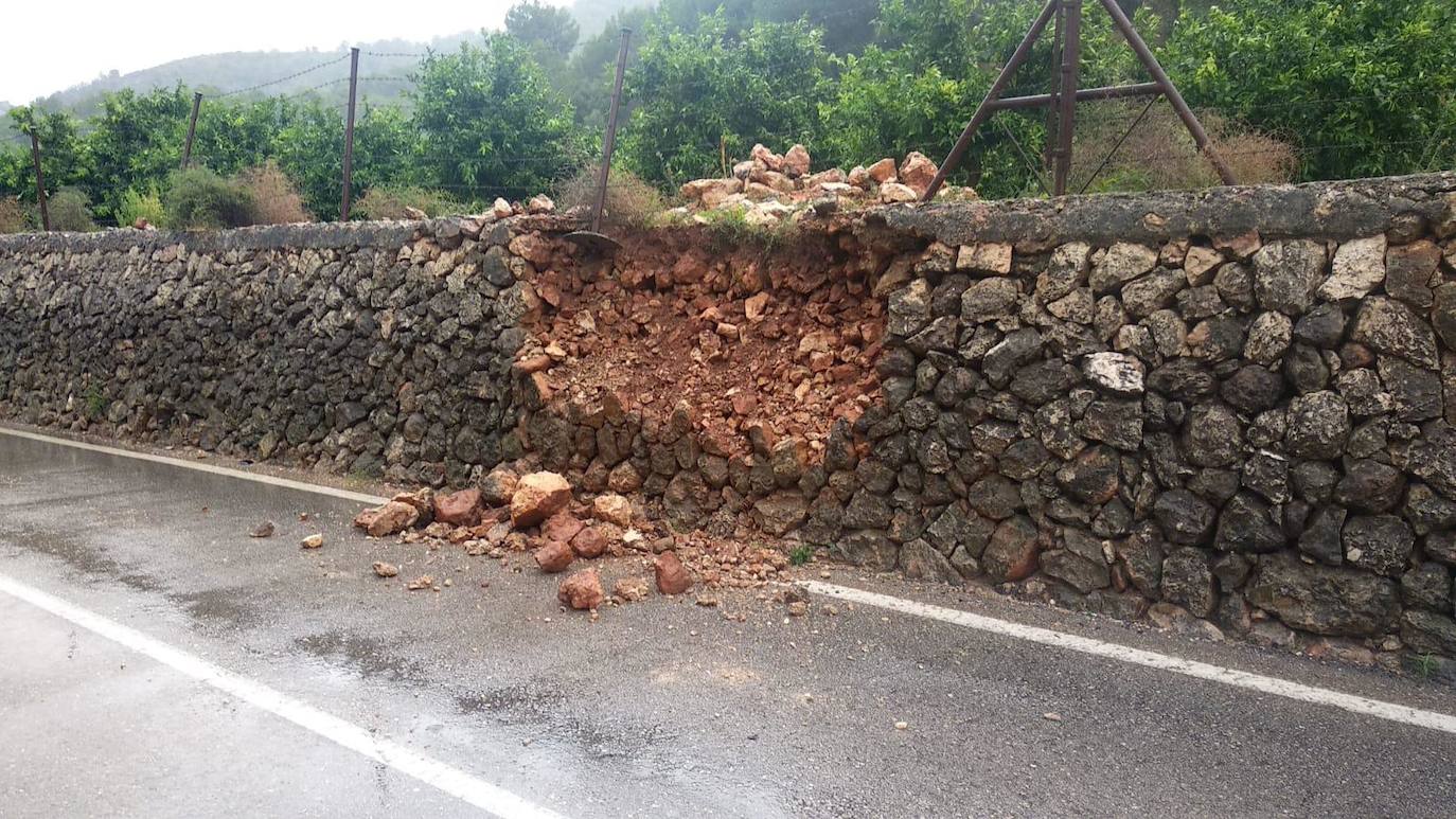 El temporal deja el tercer muerto, desborda el río Segura y azota todo el sureste. En la localidad valenciana de Onteniente, las lluvias por la gota fría ya acumulan más de trescientos litros por metro cuadrado, su máximo de lluvias desde 1917