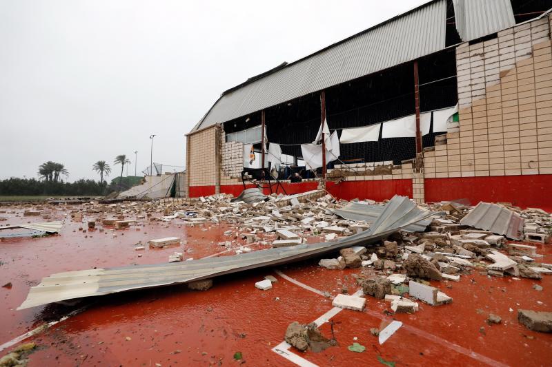 El temporal deja el tercer muerto, desborda el río Segura y azota todo el sureste. En la localidad valenciana de Onteniente, las lluvias por la gota fría ya acumulan más de trescientos litros por metro cuadrado, su máximo de lluvias desde 1917