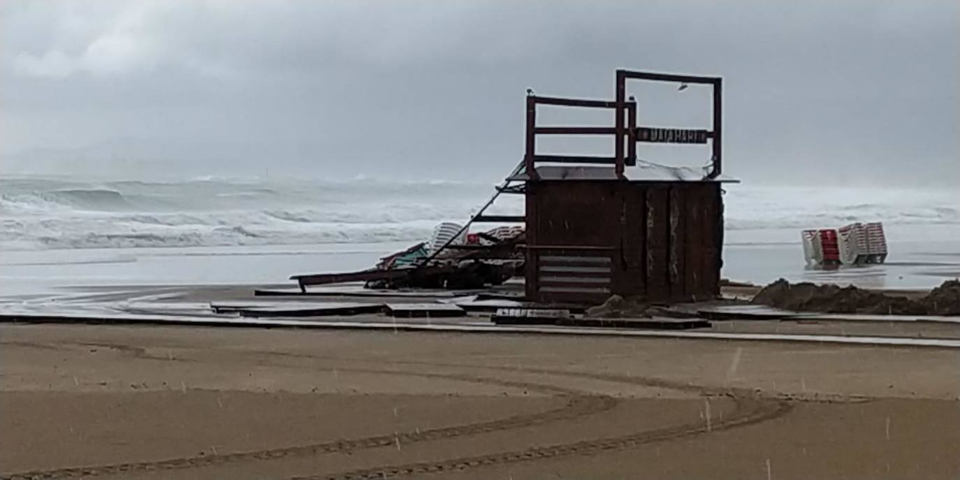 El temporal deja el tercer muerto, desborda el río Segura y azota todo el sureste. En la localidad valenciana de Onteniente, las lluvias por la gota fría ya acumulan más de trescientos litros por metro cuadrado, su máximo de lluvias desde 1917