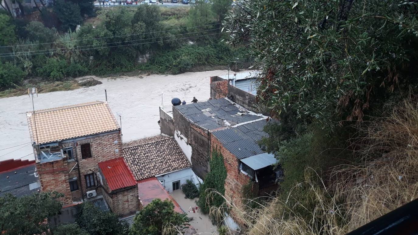 El temporal deja el tercer muerto, desborda el río Segura y azota todo el sureste. En la localidad valenciana de Onteniente, las lluvias por la gota fría ya acumulan más de trescientos litros por metro cuadrado, su máximo de lluvias desde 1917