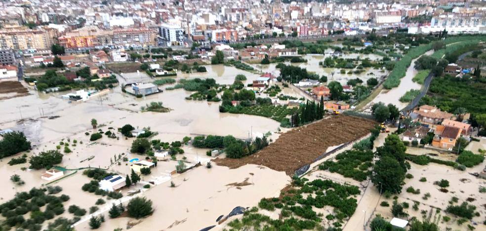 El temporal deja el tercer muerto, desborda el río Segura y azota todo el sureste. En la localidad valenciana de Onteniente, las lluvias por la gota fría ya acumulan más de trescientos litros por metro cuadrado, su máximo de lluvias desde 1917