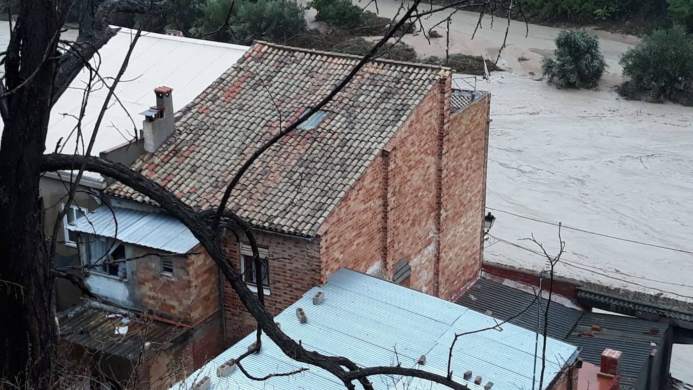 El temporal deja el tercer muerto, desborda el río Segura y azota todo el sureste. En la localidad valenciana de Onteniente, las lluvias por la gota fría ya acumulan más de trescientos litros por metro cuadrado, su máximo de lluvias desde 1917