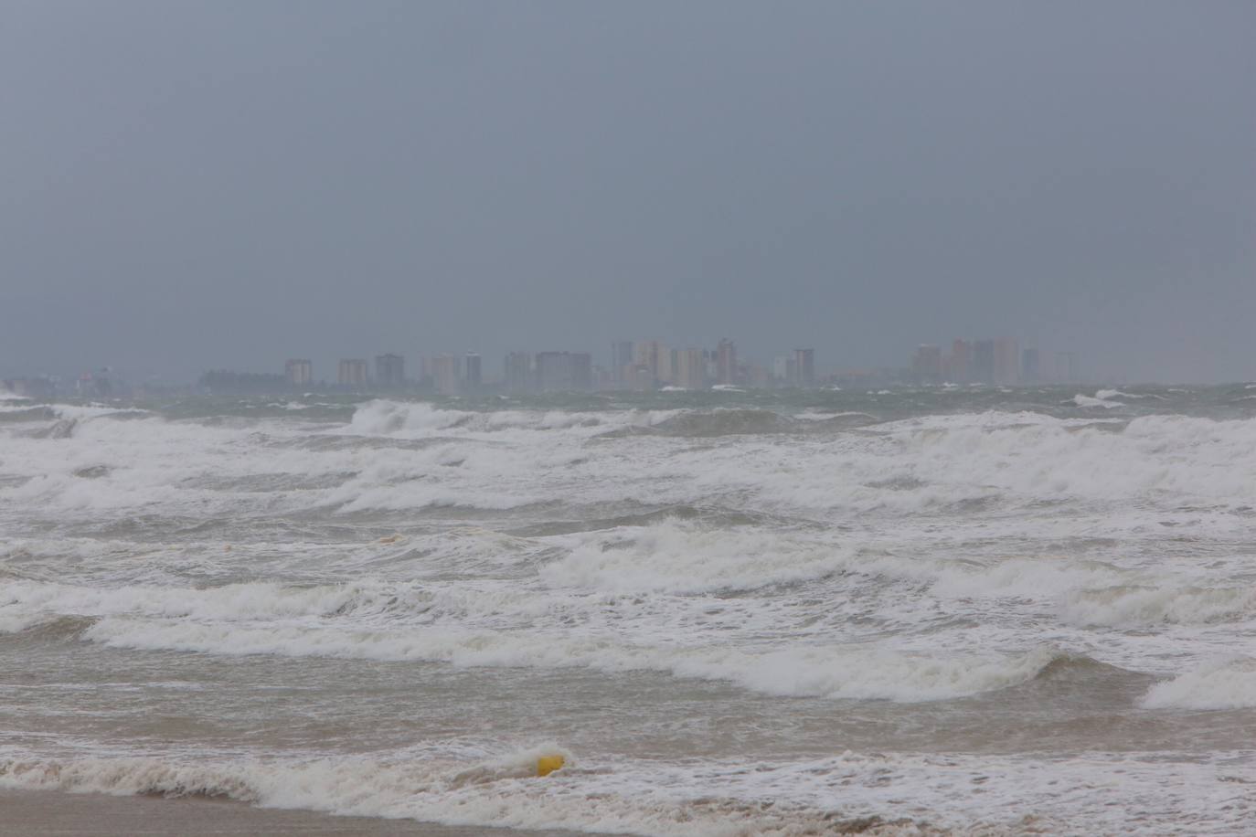 El temporal deja el tercer muerto, desborda el río Segura y azota todo el sureste. En la localidad valenciana de Onteniente, las lluvias por la gota fría ya acumulan más de trescientos litros por metro cuadrado, su máximo de lluvias desde 1917