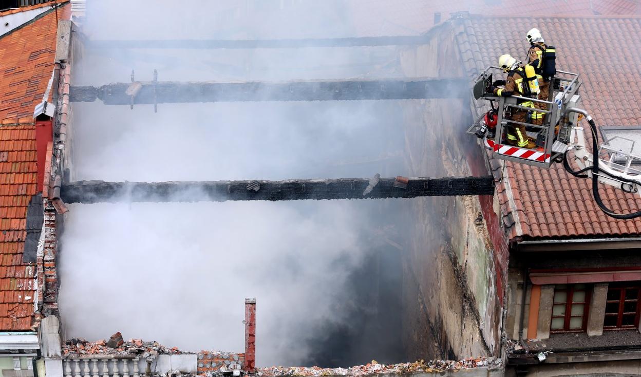 El fuego arrasó con el 58 de Uría, donde falleció Eloy Palacio. 