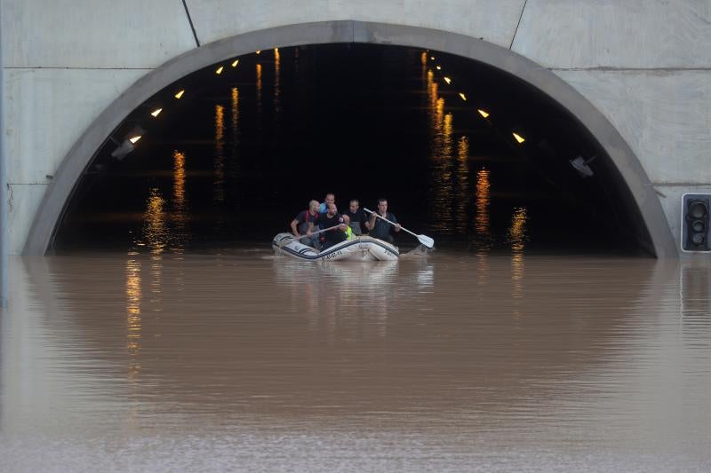 Cuatro fallecidos, centenares de personas evacuadas, decenas de casas y comercios anegados y carreteras cortadas. El balance de la gota fría en las comunidades del Levante español es desolador. 