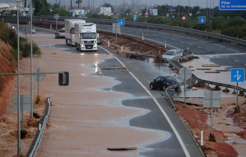 Cuatro fallecidos, centenares de personas evacuadas, decenas de casas y comercios anegados y carreteras cortadas. El balance de la gota fría en las comunidades del Levante español es desolador. 