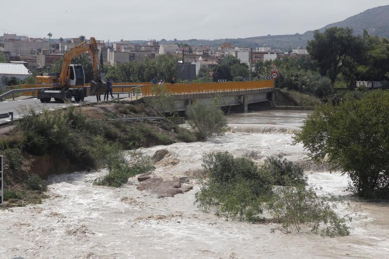 Cuatro fallecidos, centenares de personas evacuadas, decenas de casas y comercios anegados y carreteras cortadas. El balance de la gota fría en las comunidades del Levante español es desolador. 