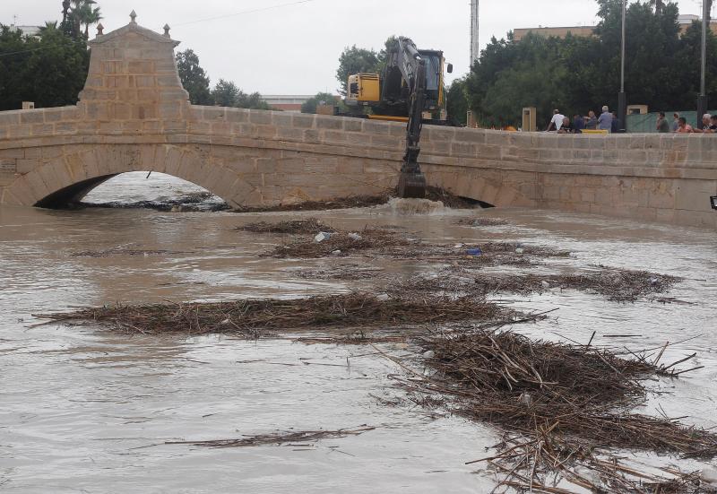 Cuatro fallecidos, centenares de personas evacuadas, decenas de casas y comercios anegados y carreteras cortadas. El balance de la gota fría en las comunidades del Levante español es desolador. 