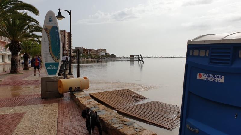 Cuatro fallecidos, centenares de personas evacuadas, decenas de casas y comercios anegados y carreteras cortadas. El balance de la gota fría en las comunidades del Levante español es desolador. 