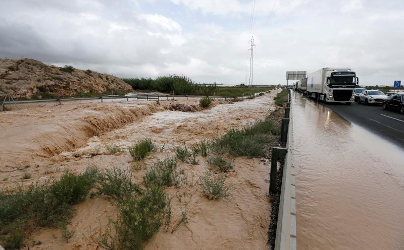 Cuatro fallecidos, centenares de personas evacuadas, decenas de casas y comercios anegados y carreteras cortadas. El balance de la gota fría en las comunidades del Levante español es desolador. 