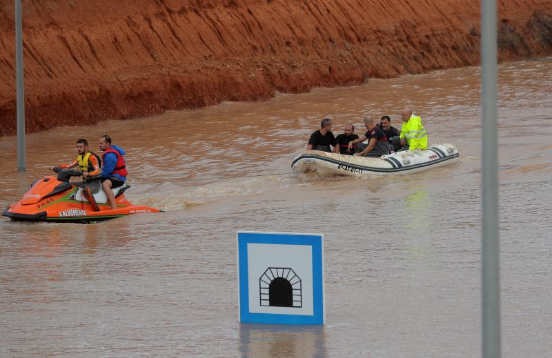 Cuatro fallecidos, centenares de personas evacuadas, decenas de casas y comercios anegados y carreteras cortadas. El balance de la gota fría en las comunidades del Levante español es desolador. 