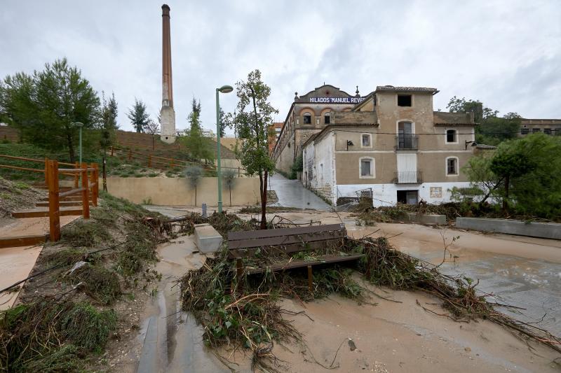 Cuatro fallecidos, centenares de personas evacuadas, decenas de casas y comercios anegados y carreteras cortadas. El balance de la gota fría en las comunidades del Levante español es desolador. 