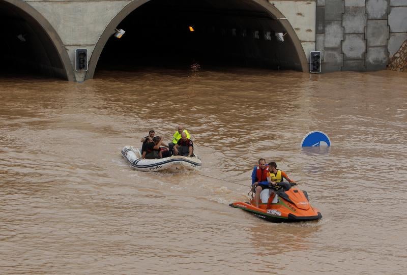 Cuatro fallecidos, centenares de personas evacuadas, decenas de casas y comercios anegados y carreteras cortadas. El balance de la gota fría en las comunidades del Levante español es desolador. 