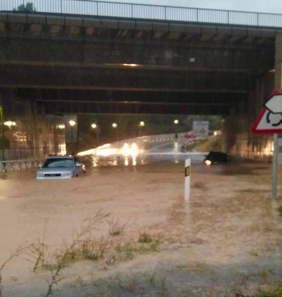 Cuatro fallecidos, centenares de personas evacuadas, decenas de casas y comercios anegados y carreteras cortadas. El balance de la gota fría en las comunidades del Levante español es desolador. 