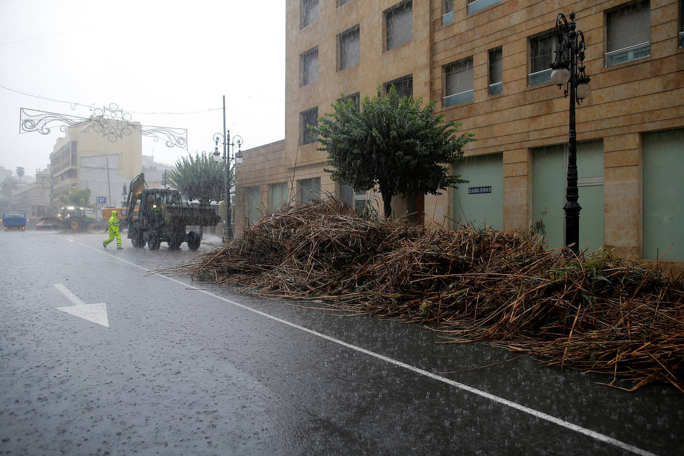 Cuatro fallecidos, centenares de personas evacuadas, decenas de casas y comercios anegados y carreteras cortadas. El balance de la gota fría en las comunidades del Levante español es desolador. 