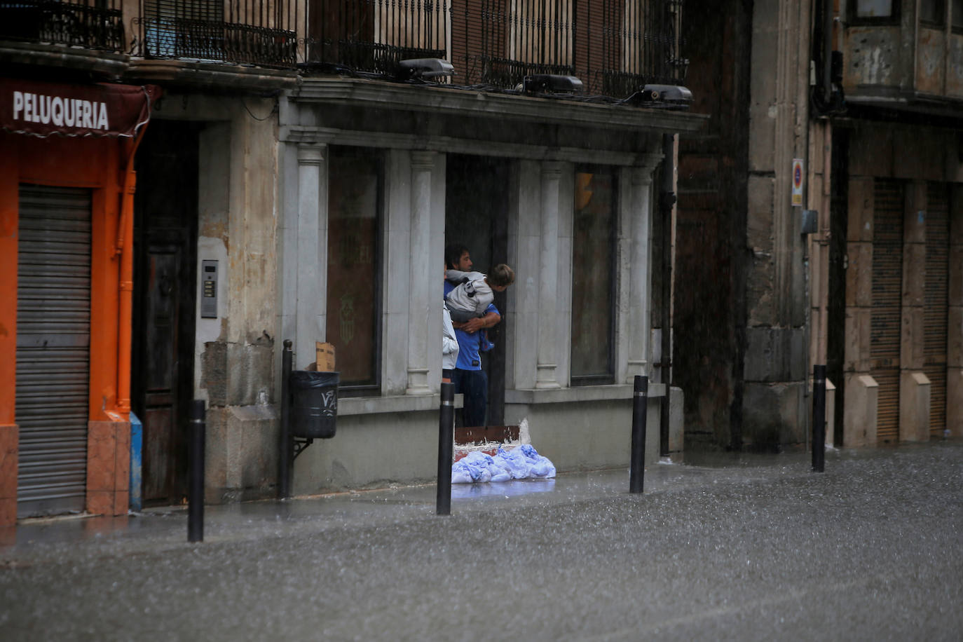 Cuatro fallecidos, centenares de personas evacuadas, decenas de casas y comercios anegados y carreteras cortadas. El balance de la gota fría en las comunidades del Levante español es desolador. 