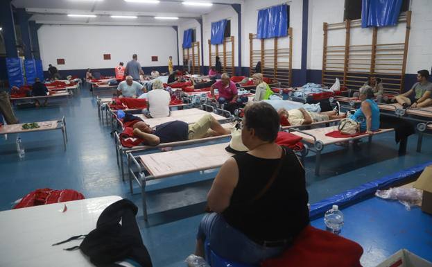 Cuatro fallecidos, centenares de personas evacuadas, decenas de casas y comercios anegados y carreteras cortadas. El balance de la gota fría en las comunidades del Levante español es desolador. 