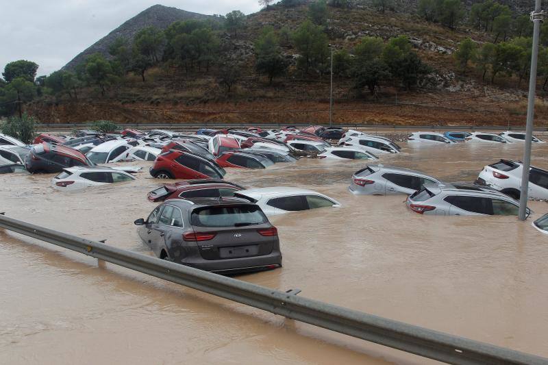 Cuatro fallecidos, centenares de personas evacuadas, decenas de casas y comercios anegados y carreteras cortadas. El balance de la gota fría en las comunidades del Levante español es desolador. 